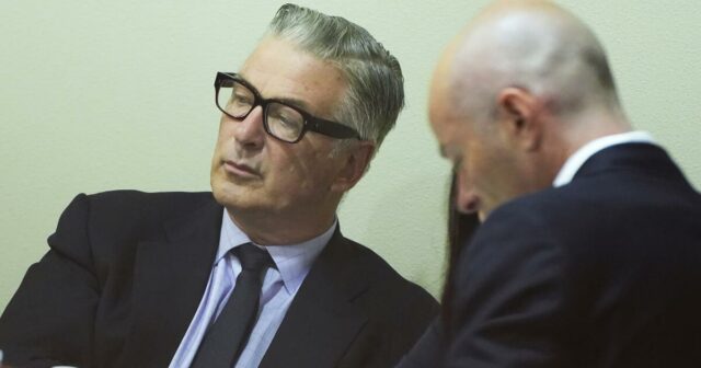Processo civil contra Alec Baldwin, produtores de filmes de 'Rust' avançam em direção a um julgamento
