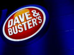 Processo na Carolina do Sul diz que os jogos de Dave & Buster são jogos ilegais O processo na Carolina do Sul diz que os jogos de Dave & Buster são jogos ilegais. Placa iluminada da vitrine de Dave & Buster à noite com logotipo vermelho e azul no exterior do edifício