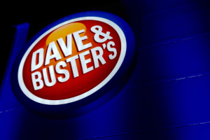 Processo na Carolina do Sul diz que os jogos de O processo na Carolina do Sul diz que os jogos de Dave & Buster são jogos ilegais. Placa iluminada da vitrine de Dave & Buster à noite com logotipo vermelho e azul no exterior do edifício