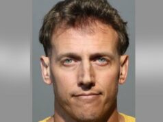 Professor da Flórida acusado de namorar a mãe de um aluno para se aproximar de adolescente Ashley Fisler Professora do ensino médio de Nova Jersey acusada de agressão sexual infantil por estuprar estudante