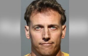 Professor da Flórida acusado de namorar a mãe de um aluno para se aproximar de adolescente Ashley Fisler Professora do ensino médio de Nova Jersey acusada de agressão sexual infantil por estuprar estudante