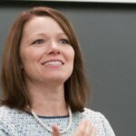 Professor de Direito Dem concorrendo ao Congresso se opôs à lei 'Back the Blue' de Iowa após motins de 2020 que feriram oficiais