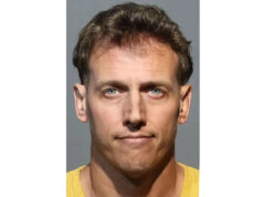 Professor namorou a mãe de uma aluna para que ele pudesse ‘se aproximar’ de uma menina de 13 anos e cuidar dela: Polícia Yahoo news home