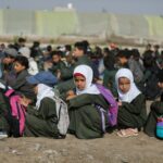 Mohammed Salem, um professor com 31 anos de experiência em Mukalla, diz que aceitou três empregos para sobreviver depois de o seu salário ter perdido grande parte do seu valor devido à rápida desvalorização do rial iemenita. (Saeed al-Batati/Al Jazeera)