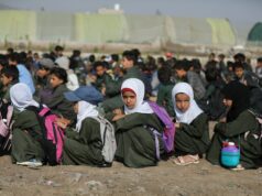 Professores do Iêmen são levados ao limite com o colapso dos salários Mohammed Salem, um professor com 31 anos de experiência em Mukalla, diz que aceitou três empregos para sobreviver depois de o seu salário ter perdido grande parte do seu valor devido à rápida desvalorização do rial iemenita. (Saeed al-Batati/Al Jazeera)