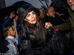 Proprietário de bar suíço que pegou fogo matando 41 pessoas ‘fugiu do inferno sem alertar os foliões’ sobre o perigo na véspera de Ano Novo Jessica Moretti, uma das proprietárias do bar Le Constellation em Crans-Montana, fotografada em fevereiro