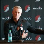 Tom Dundon fala durante a conferência de imprensa de Rip City Rising na Moda Center Arena.