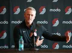 Proprietário dos Blazers acusado de movimento incomum de corte de custos durante os playoffs da NBA após comprar o time por US$ 4,25 bilhões Tom Dundon fala durante a conferência de imprensa de Rip City Rising na Moda Center Arena.