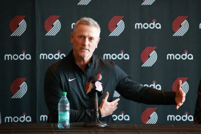 Tom Dundon fala durante a conferência de imprensa de Rip City Rising na Moda Center Arena.