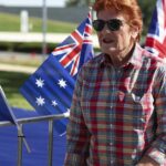 Centenas de pessoas se reuniram no gramado do Parlamento envoltas na bandeira com a líder da One Nation, Pauline Hanson, liderando o comício.