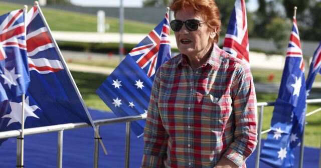 Centenas de pessoas se reuniram no gramado do Parlamento envoltas na bandeira com a líder da One Nation, Pauline Hanson, liderando o comício.