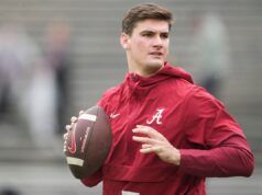 Quais clientes em potencial participarão do Draft de 2026 da NFL? Aqui está a lista oficial Ty Simpson #15 of the Alabama Crimson Tide.