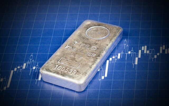 O preço da prata tem aumentado consistentemente ao longo do ano passado, quebrando vários recordes no processo. /Crédito: Stockyme/Getty Images