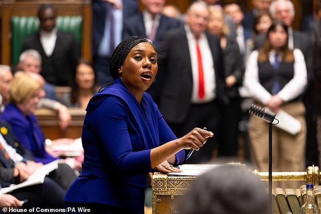 Qual é o problema? Kemi ataca Starmer por causa de 'O primeiro-ministro não financiará as nossas forças armadas, porque quer financiar mais bem-estar', disse Kemi Badenoch