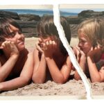 Abi (à direita) com seus irmãos Paddy e Ed em 2009