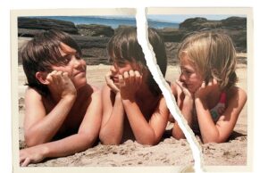 Quando Lucy perdeu a filha em um acidente tragicamente aleatório, ela achou difícil seguir em frente. Então surgiu uma ideia que mudou a vida dela – e se você está enfrentando algum tipo de luto, isso também pode ajudá-lo Abi (à direita) com seus irmãos Paddy e Ed em 2009