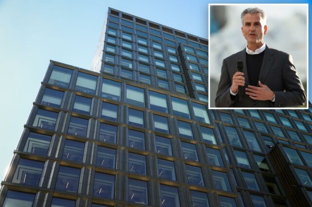 Josh D'Amaro, presidente da Walt Disney Parks and Resorts, falando na D23 Brasil.