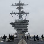 Marinheiros e fuzileiros navais do USS Portland conduzem operações de rotina