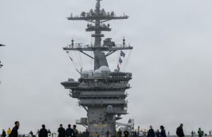 Quarto superporta-aviões da Marinha dos EUA rumou para o mar, conduzindo ‘operações de rotina’ Marinheiros e fuzileiros navais do USS Portland conduzem operações de rotina