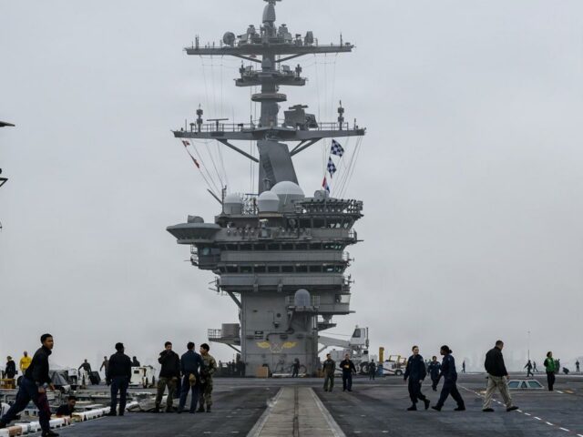 Marinheiros e fuzileiros navais do USS Portland conduzem operações de rotina