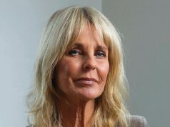 Quase não usei protetor solar e sempre quis um bronzeado mogno escuro. Então, aos 50 anos, ULRIKA JONSSON foi intimidada e julgada por sua pele “de couro”. Foi assim que ela reverteu o dano… e a única coisa que ela nunca mais fará 58 anos: Ulrika hoje, depois de procurar ajuda para reverter anos de danos causados pelo sol, que incluíam a aplicação de FPS todos os dias