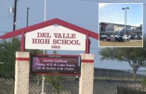 Quatro adolescentes do Texas presos por supostamente sequestrar um ex-colega de escola e torturá-lo por causa de uma disputa de namorada: ‘Todo mundo está muito assustado’ Quatro adolescentes do Texas presos por supostamente sequestrar um ex-colega de escola e torturá-lo por causa de uma disputa de namorada: 'Todo mundo está muito assustado'