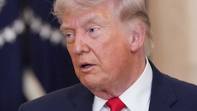 Donald Trump se tornou o primeiro presidente dos EUA em exercício a comparecer a uma audiência na Suprema Corte.