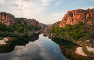 Quatro enfrentam acusações de roubo de ovos de crocodilo em Kakadu O Parque Nacional Kakadu é uma enorme reserva natural com biodiversidade no Território Norte da Austrália