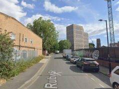 Quatro homens são presos sob suspeita de assassinato depois que um homem de 26 anos é esfaqueado até a morte fora de uma boate de Londres Quatro homens foram presos sob suspeita de assassinato depois que um jovem de 26 anos foi esfaqueado até a morte do lado de fora de uma boate na Ruby Street (foto) em Peckham