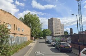 Quatro homens são presos sob suspeita de assassinato depois que um homem de 26 anos é esfaqueado até a morte fora de uma boate de Londres Quatro homens foram presos sob suspeita de assassinato depois que um jovem de 26 anos foi esfaqueado até a morte do lado de fora de uma boate na Ruby Street (foto) em Peckham