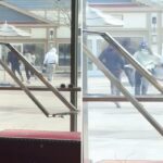 Quatro ladrões roubam bolsas Gucci no valor de US$ 30 mil em um arrombamento à luz do dia em um shopping de Nova York