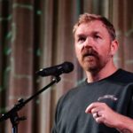 Estrelas que pediram boicote à Disney por causa da suspensão de Jimmy Kimmel Damon Lindelof Tatiana Maslany