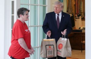 Quem é Sharon Simmons? Trump diz que ‘DoorDash Grandma’ é apoiadora Quem é Sharon Simmons? Trump diz que 'DoorDash Grandma' é apoiadora