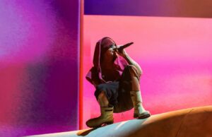 Quem foi a ‘One Less Lonely Girl’ de Justin Bieber durante o segundo set do Coachella? Os melhores trajes de celebridades no Coachella 2026: vestido amarelo deslizante de Hailey Bieber e muito mais