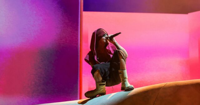 Os melhores trajes de celebridades no Coachella 2026: vestido amarelo deslizante de Hailey Bieber e muito mais