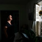 Quem ligou diz que a sogra de 60 anos é 'muito preguiçosa' e deve dinheiro a ela - o apresentador do 'Ramsey Show' diz: 'Podemos descobrir um plano' para ela ganhar US $ 1 mil