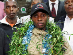 Quênia dá boas-vindas de herói ao recordista da maratona Sabastian Sawe Um avião da Kenya Airways recebe uma saudação de canhão de água ao chegar com o corredor queniano Sebastian Sawe no Aeroporto Internacional Jomo Kenyatta depois de quebrar o recorde mundial da maratona masculina na Maratona de Londres de 2026 e se tornar a primeira pessoa a correr uma maratona em menos de duas horas em uma corrida oficial, estabelecendo um novo recorde mundial com o tempo de 1:59:30, em Nairóbi, Quênia, 29 de abril de 2026. REUTERS/Thomas Mukoya