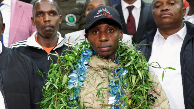 Um avião da Kenya Airways recebe uma saudação de canhão de água ao chegar com o corredor queniano Sebastian Sawe no Aeroporto Internacional Jomo Kenyatta depois de quebrar o recorde mundial da maratona masculina na Maratona de Londres de 2026 e se tornar a primeira pessoa a correr uma maratona em menos de duas horas em uma corrida oficial, estabelecendo um novo recorde mundial com o tempo de 1:59:30, em Nairóbi, Quênia, 29 de abril de 2026. REUTERS/Thomas Mukoya