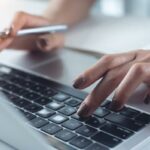 Querida Abby: Meu primeiro emprego depois da faculdade é hostil e tóxico - devo aguentar?