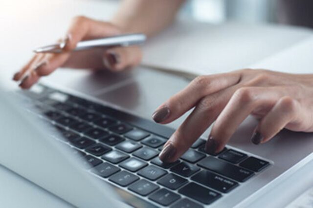 Querida Abby: Meu primeiro emprego depois da faculdade é hostil Querida Abby: Meu primeiro emprego depois da faculdade é hostil e tóxico - devo aguentar?