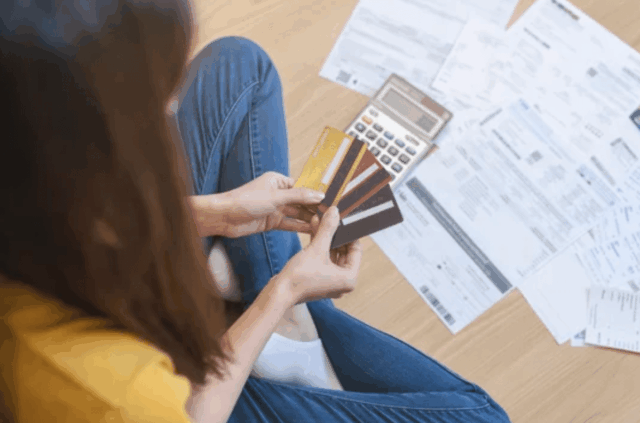 Querida Abby: Minha filha de 43 anos não frequentará aconselhamento financeiro após pedir falência
