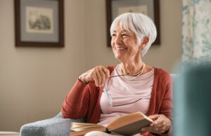 Querida Abby: Os filhos dos meus amigos estão zombando da velhice dela Mãe, bebê e avó brincando com um brinquedo de empilhar.