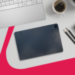 Mascote do Android segurando uma placa de alerta ao lado de um telefone conectado a um monitor no modo desktop.