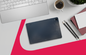 Quero desesperadamente usar um tablet Android para trabalhar, mas os novos laptops ARM tornaram isso inútil Mascote do Android segurando uma placa de alerta ao lado de um telefone conectado a um monitor no modo desktop.