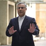 O embaixador do Irão em Londres, Seyed Ali Mousavi, alertou que as bases ligadas ao esforço de guerra dos EUA podem ficar ao seu alcance se as tensões continuarem a aumentar.