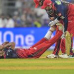 RCB vs GT IPL 2026: Rasikh Salam sai de campo com cólicas contra Gujarat Titans