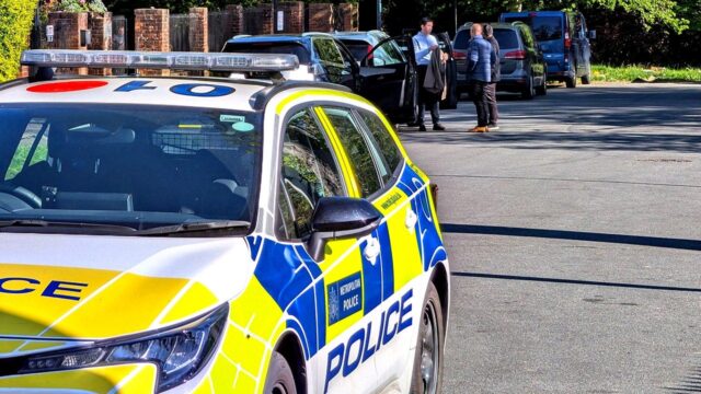 Rabino-chefe do Reino Unido diz que judeus são alvo de “campanha sustentada de violência e intimidação” após uma série de ataques
