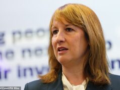 Rachel Reeves ‘considera o congelamento do aluguel por um ano’ enquanto o Partido Trabalhista luta para conquistar os pressionados britânicos antes das eleições locais Rachel Reeves está considerando a introdução de um congelamento de aluguel de casas particulares por um ano, enquanto a guerra no Irã continua a atingir os bolsos dos eleitores.