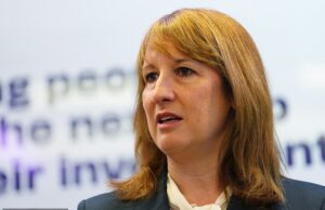 Rachel Reeves ‘considera o congelamento do aluguel por um ano’ enquanto o Partido Trabalhista luta para conquistar os pressionados britânicos antes das eleições locais Rachel Reeves está considerando a introdução de um congelamento de aluguel de casas particulares por um ano, enquanto a guerra no Irã continua a atingir os bolsos dos eleitores.