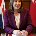 A chanceler Rachel Reeves (foto) se recusa a abandonar seu aumento no imposto sobre combustível, apesar da pressão dos chefes de transporte